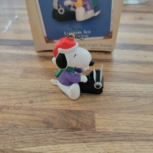 2002 Limited Edition Peanuts Snoopy Literary Ace Hallmark Keepsake Ornament - Picture 2 of 12